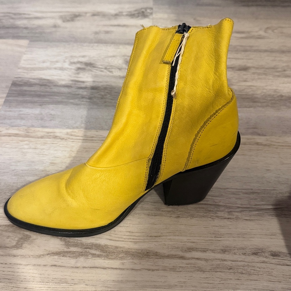 Topshop Yellow Leather Pointed Ankle Boots - Picture 2 of 2